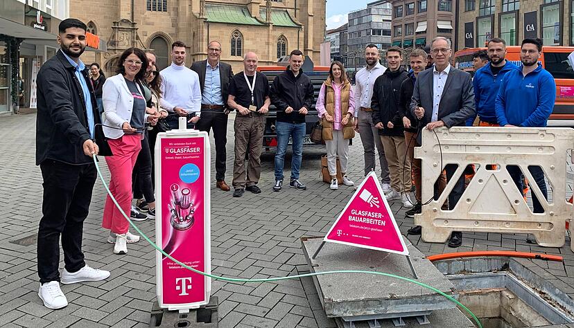 Ein guter Tag für die Telekom: Das Kommunikationsunternehmen baut in der Heilbronner Innenstadt das Glasfasernetz aus.
Foto: privat Ein guter Tag für die Telekom: Das Kommunikationsunternehmen baut in der Heilbronner Innenstadt das Glasfasernetz aus.
Foto: privat