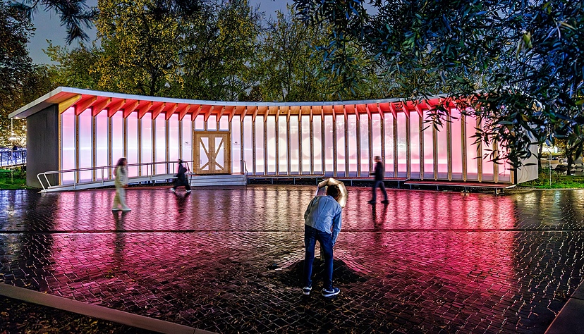 Mithilfe der interaktiven Lichtinstallation „Echo“ können Passanten bei Dunkelheit den KI-Pavillon auf dem Experimenta-Platz zum Leuchten bringen.