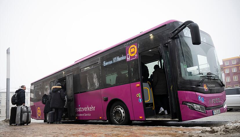 Auf vielen Strecken fahren die Ersatzbusse nun l&auml;nger - solange, bis die Sanierung abgeschlossen ist. (Archivbild)