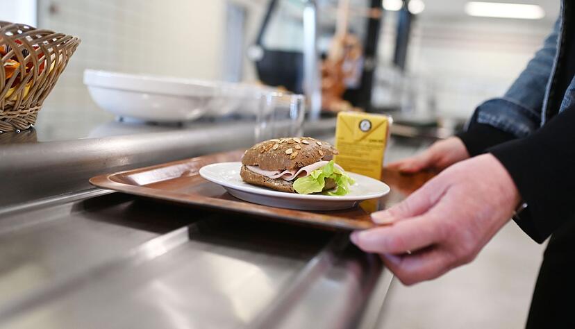 Betriebskantine des Landratsamt Karlsruhe. Fast ein Viertel der in Deutschland Beschäftigten arbeitet aktuell zumindest teilweise von zu Hause. Betriebskantine des Landratsamt Karlsruhe. Fast ein Viertel der in Deutschland Beschäftigten arbeitet aktuell zumindest teilweise von zu Hause.