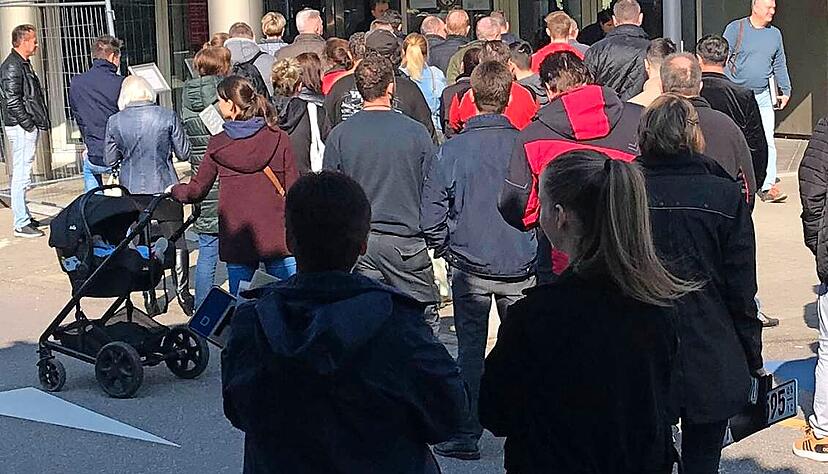 Alle mit Termin: die Schlange der Wartenden vor dem Landratsamt.