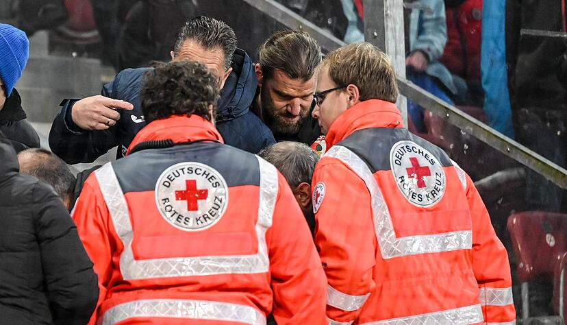 Fußball: Bundesliga, FC Augsburg - TSG 1899 Hoffenheim, 11. Spieltag, WWK-Arena. Ein Hoffenheim Fan muss nach einem Böllerwurf behandelt werden. Der Böllerwerfer wurde zu einer Gefängnisstrafe verurteilt, das Urteil ist nun rechtskräftig. (Archivbild) Fußball: Bundesliga, FC Augsburg - TSG 1899 Hoffenheim, 11. Spieltag, WWK-Arena. Ein Hoffenheim Fan muss nach einem Böllerwurf behandelt werden. Der Böllerwerfer wurde zu einer Gefängnisstrafe verurteilt, das Urteil ist nun rechtskräftig. (Archivbild)