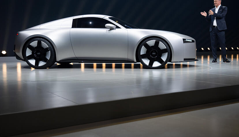 Audi-CEO Gernot Döllner an der Studie Concept C. In München ist der künftige Elektro-Sportwagen aus Heilbronn erstmals öffentlich zu sehen. Audi-CEO Gernot Döllner an der Studie Concept C. In München ist der künftige Elektro-Sportwagen aus Heilbronn erstmals öffentlich zu sehen.