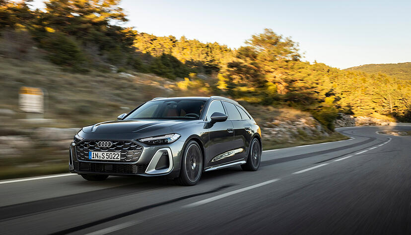 Der Kühlergrill in Wabenoptik ist flacher und breiter als beim Vorgänger, dazu gibt es eine stark modulierte, kraftvolle Motorhaube. Beim S-Modell gibt es vorne größere Lufteinlässe.