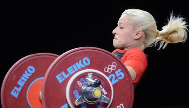 Das Kraftpaket versucht ihren Körper unter die Hantel zu bringen. Foto: Bernd Thissen Das Kraftpaket versucht ihren Körper unter die Hantel zu bringen. Foto: Bernd Thissen