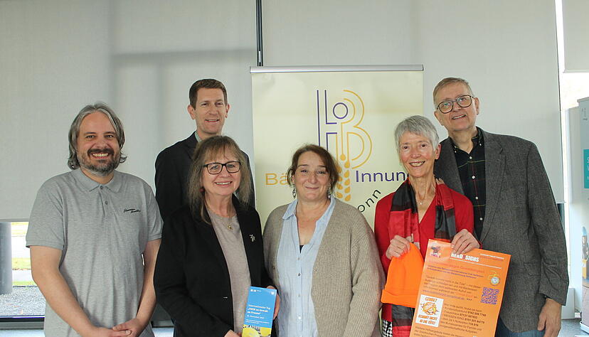 Kreis um die B&auml;ckert&uuml;te (von links nach rechts): Nicolas H&auml;rdtner, Gesch&auml;ftsf&uuml;hrer Backstube H&auml;rdtner, Andreas Schremmer, Gesch&auml;ftsf&uuml;hrer der Kreishandwerkerschaft, Silvia Payer, Frauenbeauftragte der Stadt Heilbronn, Ulrike Allinger vom Frauenhaus "Frauen helfen Frauen", Monika Schmitz, Schatzmeisterin des Soroptimist Internation Club Heilbronn und Bernhard Kuhn, Eigent&uuml;mer der B&auml;ckerei Skala.