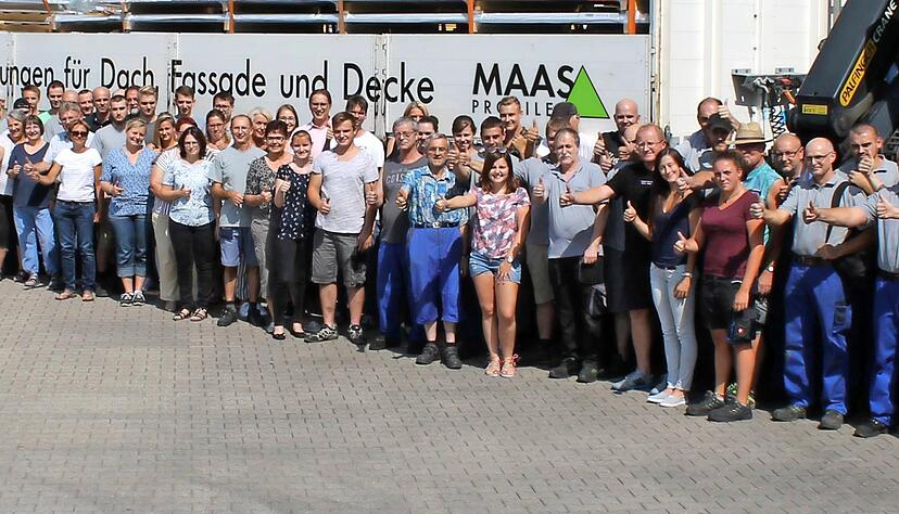 Bereit für den Neustart: Ein Großteil der Mitarbeiter der Maas Profilzentrum GmbH hat sich vor einem der eigenen Lastzüge auf dem Hof des Firmengeländes in Ilshofen-Eckartshausen postiert. Rechts Geschäftsführer Wolfgang Maas. Bereit für den Neustart: Ein Großteil der Mitarbeiter der Maas Profilzentrum GmbH hat sich vor einem der eigenen Lastzüge auf dem Hof des Firmengeländes in Ilshofen-Eckartshausen postiert. Rechts Geschäftsführer Wolfgang Maas.