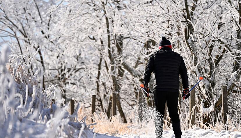 Im verschneiten Fichtelberge sind bereits Wintersportler unterwegs.