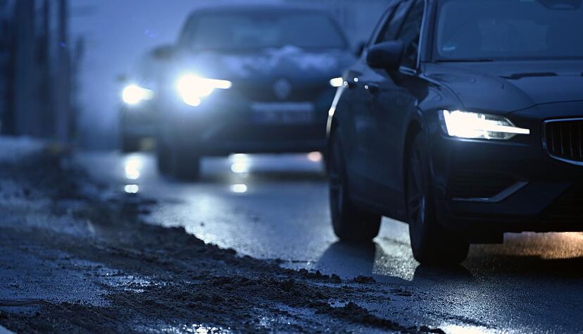 Im Osten besteht gebietsweise Gefahr von Glatteis durch gefrierenden Regen - örtlich sei auch Unwetter möglich. (Archivbild) Im Osten besteht gebietsweise Gefahr von Glatteis durch gefrierenden Regen - örtlich sei auch Unwetter möglich. (Archivbild)