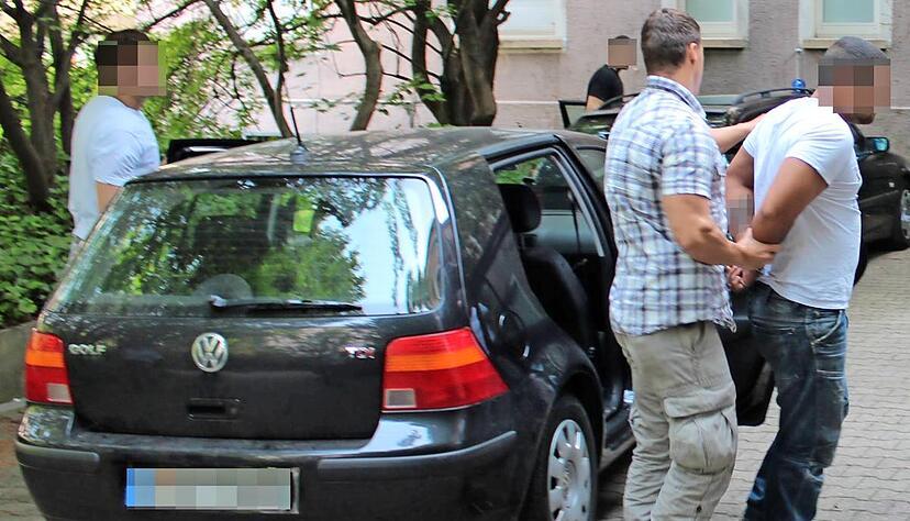 Ermittler bringen Ender C. im Jahr 2012 zur Haftvorführung ins Heilbronner Amtsgericht. Ende 2012 wurde der frühere "Präsident" der inzwischen aufgelösten Heilbronner Black Jackets zu fünf Jahren und drei Monaten verurteilt. Foto: Archiv/ Hoffmann Ermittler bringen Ender C. im Jahr 2012 zur Haftvorführung ins Heilbronner Amtsgericht. Ende 2012 wurde der frühere "Präsident" der inzwischen aufgelösten Heilbronner Black Jackets zu fünf Jahren und drei Monaten verurteilt. Foto: Archiv/ Hoffmann