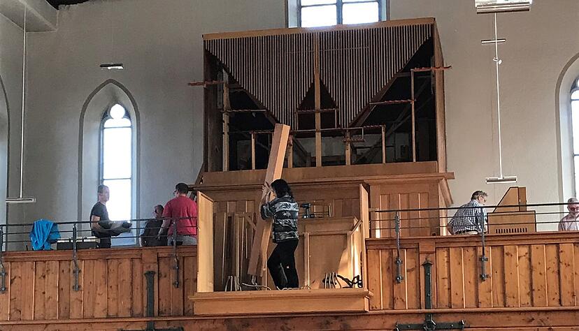 Viele fleißige Hände packten am Montag mit an, in der katholischen Kirche in Talheim die Orgel abzubauen. Die Technik funktioniert nicht mehr richtig, immer wieder sind Reparaturen notwendig gewesen.
