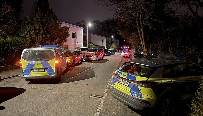 Kriminalpolizei, Polizei, Notarzt, Spurensicherung und Feuerwehr am Einsatzort in Ostfildern in Baden-Württemberg. Kriminalpolizei, Polizei, Notarzt, Spurensicherung und Feuerwehr am Einsatzort in Ostfildern in Baden-Württemberg.