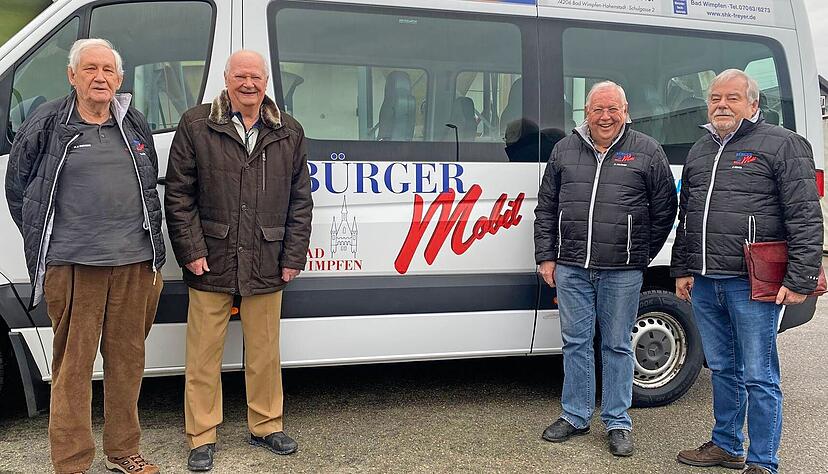 Einer der drei B&uuml;rgerbusse und vier Mitglieder des Bad Wimpfener Vereins (von links): Hans-J&uuml;rgen Berger, Reinhold Korb, Rudi Holzmann und Frank Mentel.