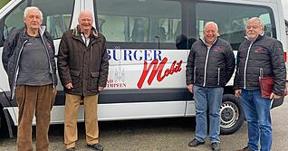 Einer der drei B&uuml;rgerbusse und vier Mitglieder des Bad Wimpfener Vereins (von links): Hans-J&uuml;rgen Berger, Reinhold Korb, Rudi Holzmann und Frank Mentel.