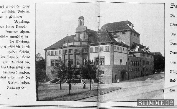 "Erbaut von der Bürgerschaft" ist auf der Stirnseite des neuen Stadttheaters an der nördlichen Allee zu lesen. 1908 hatte Oberbürgermeister Paul Göbel zu Stiftungen und Darlehen für denTheaterbau aufgerufen. Innerhalb von zwei Wochen sind 500 000 Mark zusammen.