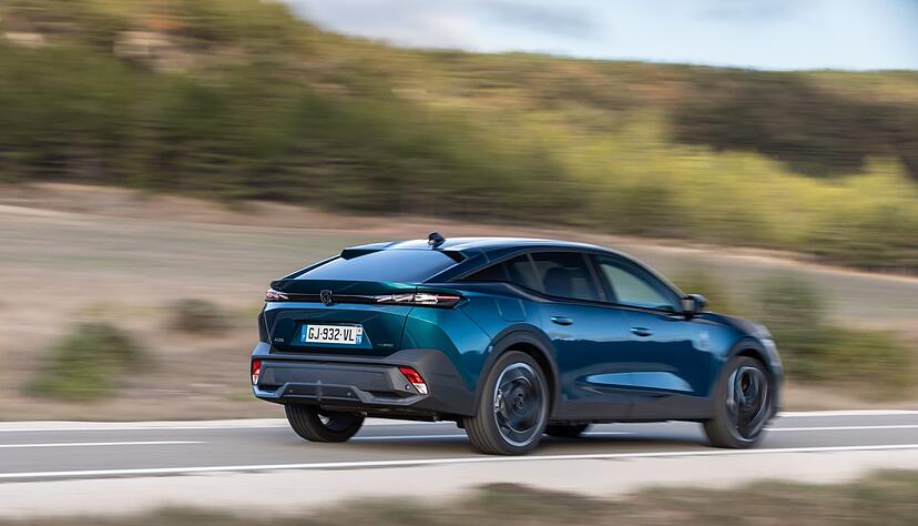 Der Peugeot 408 ist eine eigenwillige Mischung aus SUV, Coupé und Kombi. Der Hersteller nennt dieses Heckdesign Fastback. Der Peugeot 408 ist eine eigenwillige Mischung aus SUV, Coupé und Kombi. Der Hersteller nennt dieses Heckdesign Fastback.