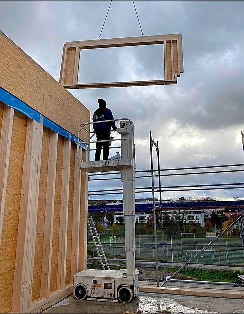 Die Rohbaufirma Stauch ist weitgehend fertig auf der Baustelle der Feuerwehr. Am gestrigen Montag schwebten die Holzteile ein, hier die Tür zur Dachterrasse. Die Rohbaufirma Stauch ist weitgehend fertig auf der Baustelle der Feuerwehr. Am gestrigen Montag schwebten die Holzteile ein, hier die Tür zur Dachterrasse.