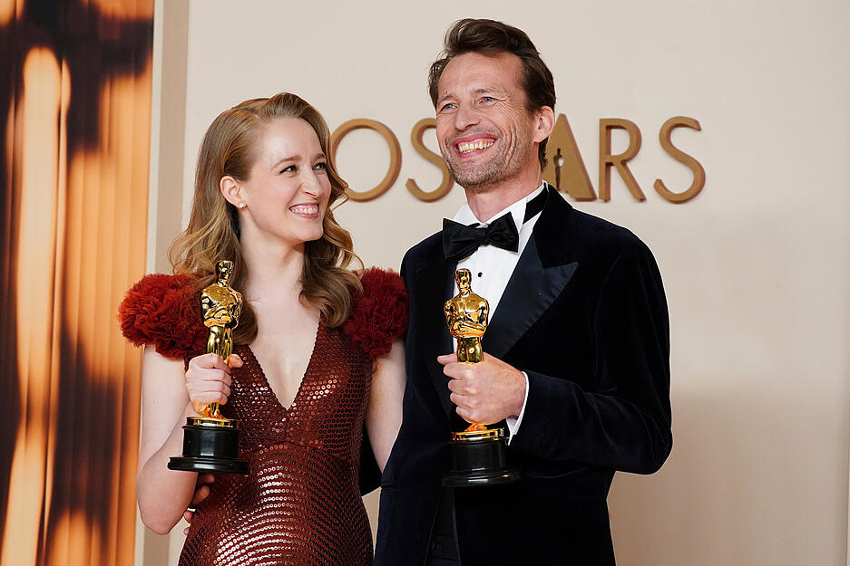 Trent (r) und Victoria Warmerdam, Gewinner des Preises f&uuml;r den besten Live-Action-Kurzfilm f&uuml;r "I'm Not a Robot", posieren im Presseraum der Oscar-Verleihung im Dolby Theatre in Los Angeles.