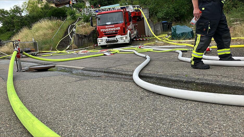 Da das betroffene Haus am Hang gelegen war, benötigte die Feuerwehr neben vielen Schläuchen auch die Drehleiter. Da das betroffene Haus am Hang gelegen war, benötigte die Feuerwehr neben vielen Schläuchen auch die Drehleiter.