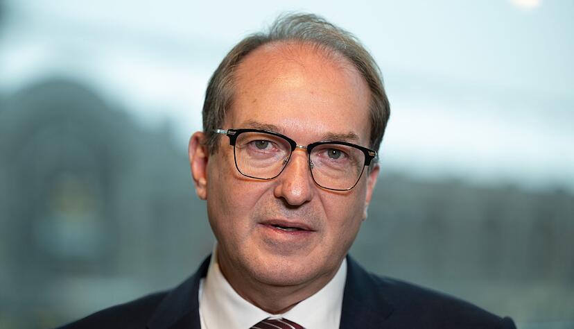 Bundesinnenminister Alexander Dobrindt (CSU) will mehr R&uuml;ckf&uuml;hrungen nach Syrien. (Archvfoto)