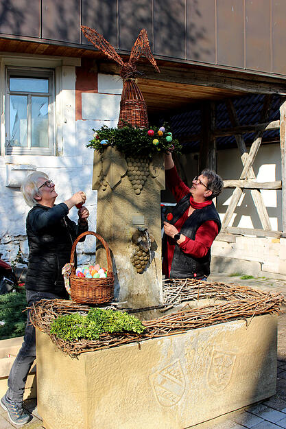 In Obersulm-Weiler haben Annette Wieland und Inge Hoffmann-Vogel (l) den Dorfbrunnen &ouml;sterlich herausgeputzt.