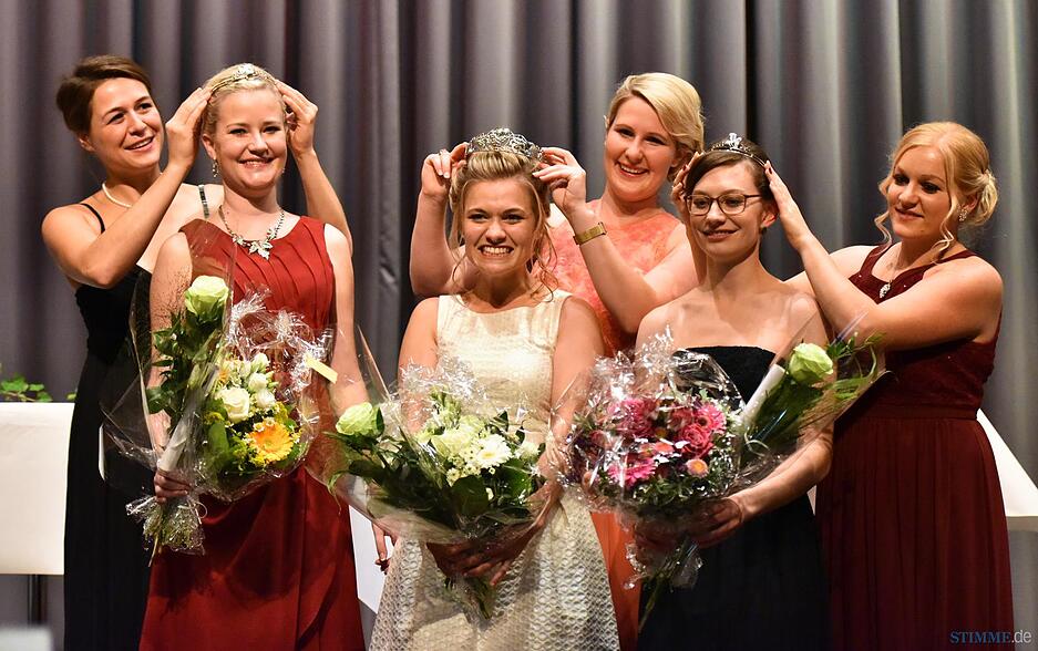 Die neue W&uuml;rttemberger Weink&ouml;nigin Carolin Kl&ouml;ckner (M) wird von ihrer Vorg&auml;ngerin Andrea Ritz gekr&ouml;nt, daneben kr&ouml;nen Viola Albrecht (l) Weinprinzessin Laura Irouschek (2.v.l) sowie Jasmin Kn&ouml;rzer (r) die Weinprinzessin Anja Off (2.v.r) im SSB-Veranstaltungszentrum in Stuttgart.