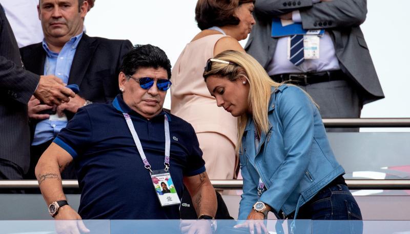 Diego Maradona (l) nimmt auf der Trib&uuml;ne Platz.
