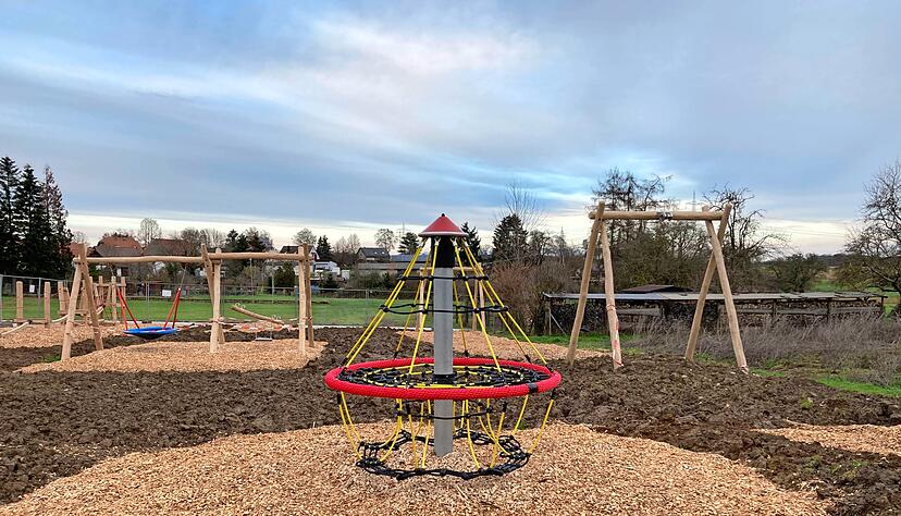 Die Geräte stehen, doch der neue Spielplatz am Rande des Baugebiets "Hinter der alten Schule" ist noch gesperrt und soll im Frühjahr eingeweiht werden.
Foto: Elfi Hofmann Die Geräte stehen, doch der neue Spielplatz am Rande des Baugebiets "Hinter der alten Schule" ist noch gesperrt und soll im Frühjahr eingeweiht werden.
Foto: Elfi Hofmann