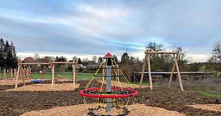 Die Ger&auml;te stehen, doch der neue Spielplatz am Rande des Baugebiets "Hinter der alten Schule" ist noch gesperrt und soll im Fr&uuml;hjahr eingeweiht werden.
Foto: Elfi Hofmann