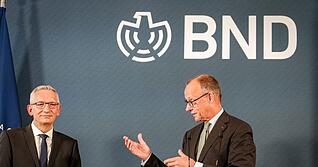 Kanzler Friedrich Merz (CDU) hat dem neuen Pr&auml;sidenten des Bundesnachrichtendienstes, Martin J&auml;ger, bei der Amts&uuml;bergabe einiges ins Auftragsbuch geschrieben. (Archivbild)