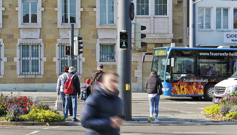 Wer hat Vorrang? An der Allee sind Fußgängerampeln oft versetzt geschaltet, weil Busse und Stadtbahnen queren. Fußgänger warten öfter in der Mitte.
Fotos: Mugler/Friese
