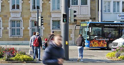 Wer hat Vorrang? An der Allee sind Fußgängerampeln oft versetzt geschaltet, weil Busse und Stadtbahnen queren. Fußgänger warten öfter in der Mitte.
Fotos: Mugler/Friese