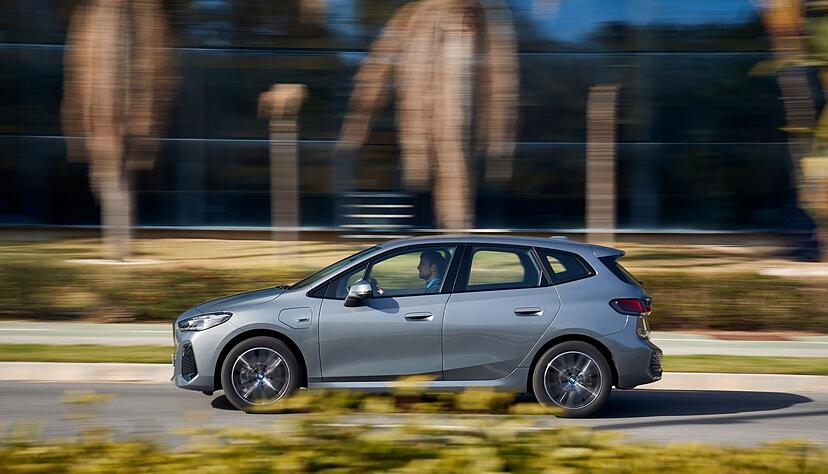 Weil sich der 2er jetzt auf 4,39 Meter streckt und auch noch etwas in die Breite geht, gibt es innen deutlich mehr Platz.