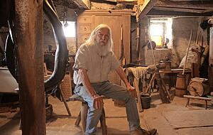 Frank D&auml;hling vom Eppinger Rau&szlig;m&uuml;hlen-Verein im Erdgeschoss des Hauses Steingasse 4. Dort sind Exponate aus dem b&auml;uerlichen Leben zu sehen.
Fotos: Alexander Hettich