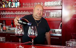 Inhaber Michael Postolovski  springt zwischen K&uuml;che, Weinausschank und G&auml;sten hin und her.