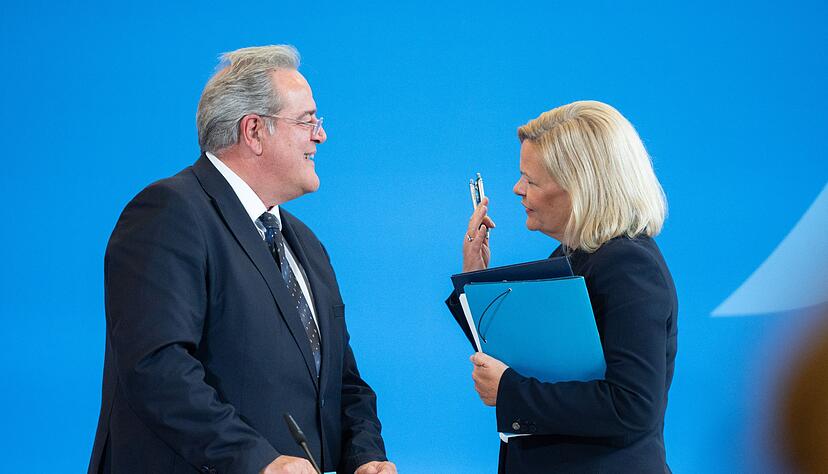 Zu Beginn ihrer Amtszeit hielt Bundesinnenministerin Nancy Faeser (SPD) station&auml;re Grenzkontrollen &uuml;ber die bereits 2015 eingef&uuml;hrten Kontrollen an der Landgrenze zu &Ouml;sterreich hinaus nicht f&uuml;r sinnvoll. Sp&auml;ter &auml;nderte sie ihre Meinung. (Archivbild)