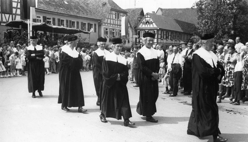 Die sieben Pfaffen von der Pfaffenburg waren bei der 1200-Jahr-Feier entsprechend gekleidet. Die Hexenverbrennungsszene geht auf den Verbrennungstod von Anna Maria Heinrich im Jahr 1713 zur&uuml;ck.
Fotos: privat
