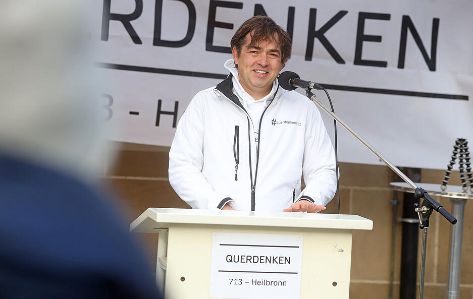 Michael Ballweg, Gründer der bundesweiten Querdenken-Initiative, hielt eine Rede.