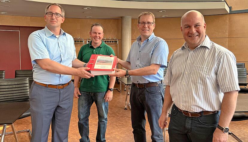 Oberbürgermeister Sebastian Frei, Klaus Schweiger, Dietrich Koch und Jörg Haffelder (von links) bei der Übergabe der Unterschriften.