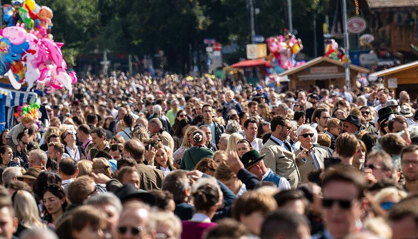 Tausende Menschen drängen sich über das Oktoberfestgelände in München.