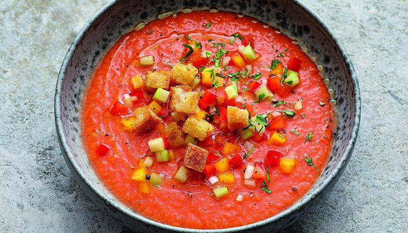 Gazpacho kennt man nicht nur aus dem Spanien-Urlaub. Für die erfrischende Speise aus sommerlich reifen Tomaten, Paprika, Gurken und Knoblauch braucht es keinen Herd. Aber einen Kühlschrank. am besten schmeckt sie eiskalt serviert. Gazpacho kennt man nicht nur aus dem Spanien-Urlaub. Für die erfrischende Speise aus sommerlich reifen Tomaten, Paprika, Gurken und Knoblauch braucht es keinen Herd. Aber einen Kühlschrank. am besten schmeckt sie eiskalt serviert.