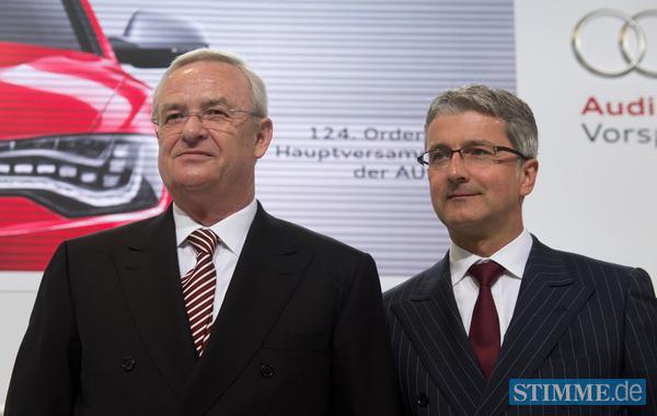 Der Vorsitzende des Aufsichtsrats der Audi AG, Martin Winterkorn (links) und der Vorstandsvorsitzende der Audi AG, Rupert Stadler stehen vor Beginn der Hauptversammlung der Audi AG in Neckarsulm auf dem Podium. Der Vorsitzende des Aufsichtsrats der Audi AG, Martin Winterkorn (links) und der Vorstandsvorsitzende der Audi AG, Rupert Stadler stehen vor Beginn der Hauptversammlung der Audi AG in Neckarsulm auf dem Podium.