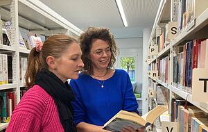 Leiterin Eva L&uuml;rkens in der Medienwelt Neckarwestheim im Gespr&auml;ch mit einer Kundin. Die Beratung vor Ort wird von den Kunden gerne angenommen, sagt die Bibliothekarin.