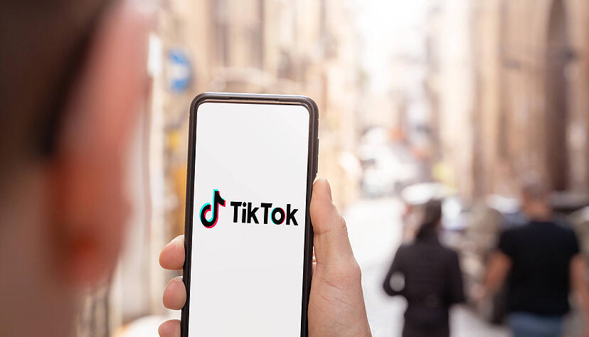 Die App TikTok ist eigentlich bekannt f&uuml;r witzige Kurzvideos &ndash; doch immer mehr Jugendliche filmen sich bei einer Mutprobe.