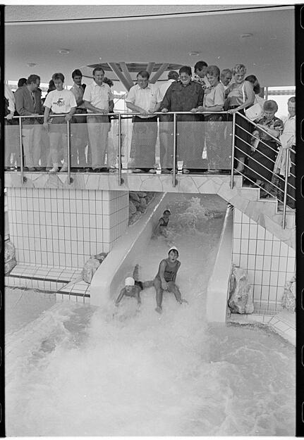 Viel Spaß im Freizeitbad Aquatoll in Neckarsulm. 110 Mitarbeiter sorgen hinter den Kulissen dafür, dass der Betrieb läuft. Aufnahme von September 1990.