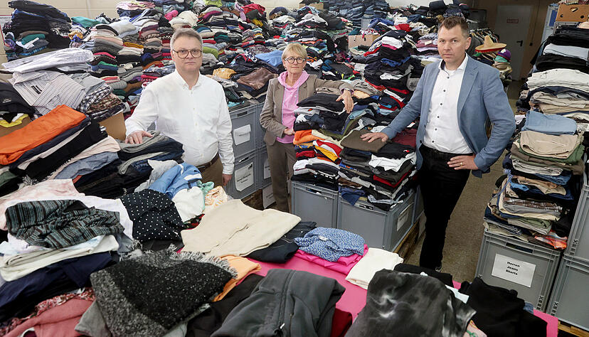 Joachim Drauz (links), Dagmar Lägler und Gerald Bürkert im Lager des Secondhand-Kaufhauses, wo sich die Kleider derzeit stapeln. Trotzdem ist gute Ware willkommen, sagt Geschäftsführer Bürkert. Joachim Drauz (links), Dagmar Lägler und Gerald Bürkert im Lager des Secondhand-Kaufhauses, wo sich die Kleider derzeit stapeln. Trotzdem ist gute Ware willkommen, sagt Geschäftsführer Bürkert.