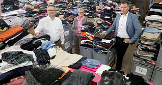 Joachim Drauz (links), Dagmar Lägler und Gerald Bürkert im Lager des Secondhand-Kaufhauses, wo sich die Kleider derzeit stapeln. Trotzdem ist gute Ware willkommen, sagt Geschäftsführer Bürkert.