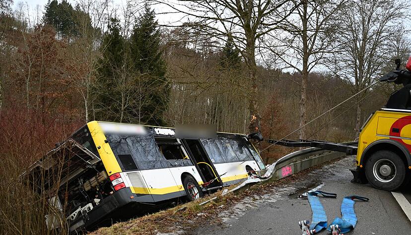 Der Linienbus war den Hang hinuntergerutscht.