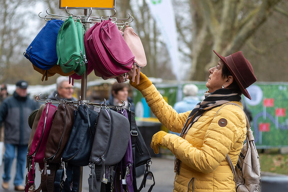 Der Eröffnungstag des Heilbronner Pferdemarkts lockt viele Neugierige an die Marktstände. Der Eröffnungstag des Heilbronner Pferdemarkts lockt viele Neugierige an die Marktstände.