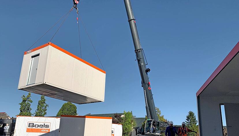 Achtung, hier landet gerade ein Teil des Rathauses f&uuml;r die n&auml;chsten zwei Jahre. So lange arbeitet die Ellhofener Verwaltung in Containern.
Foto: Anja Krezer